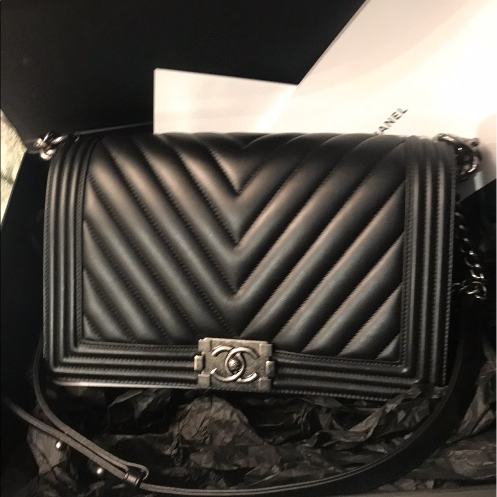 Authentic chanel boy chervon lambskin like new 98%